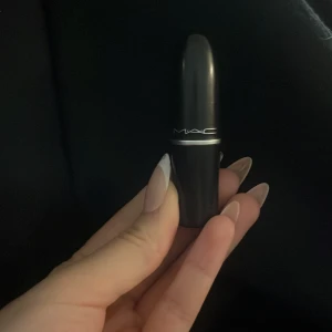 MAC läppstift i nyansen Velvet Teddy - Säljer ett MAC läppstift i färgen Velvet Teddy. Färgen är en matt, varm nude med rosa underton. Klassisk MAC-hylsa i svart med silverdetalj. Perfekt för dig som gillar naturliga läppar med lite extra färg.