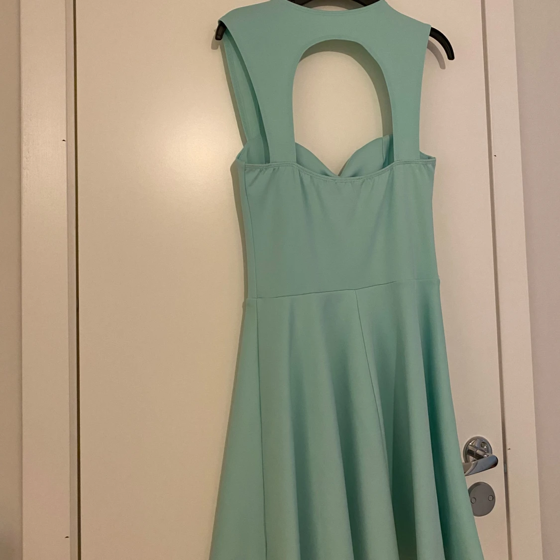 Mintgrön klänning med öppen rygg - 1