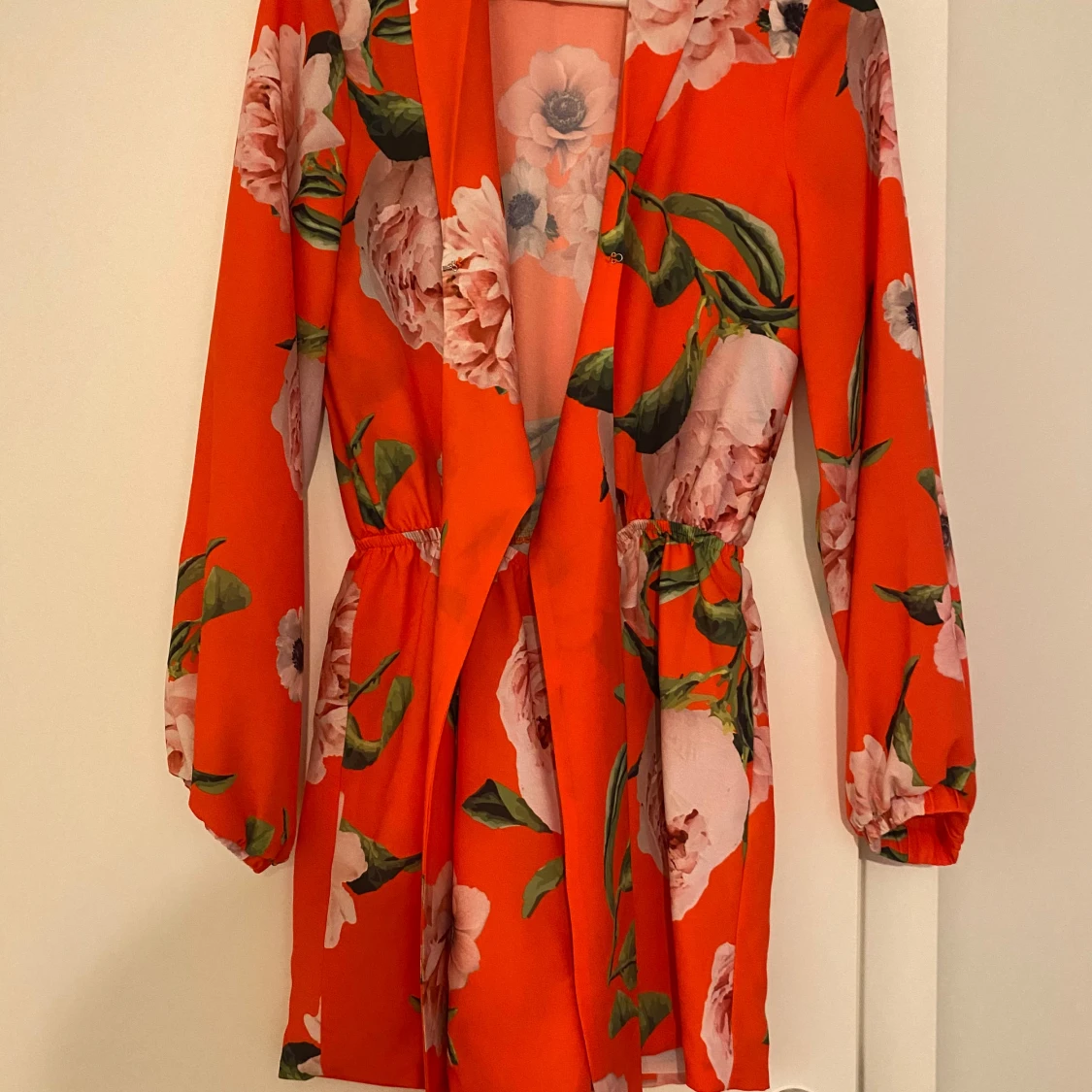 Röd blommig omlottoverall