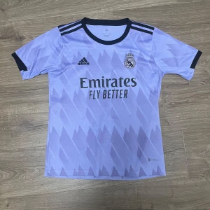 Real Madrid 22/23 borta tröja - Lila real Madrid tröja 