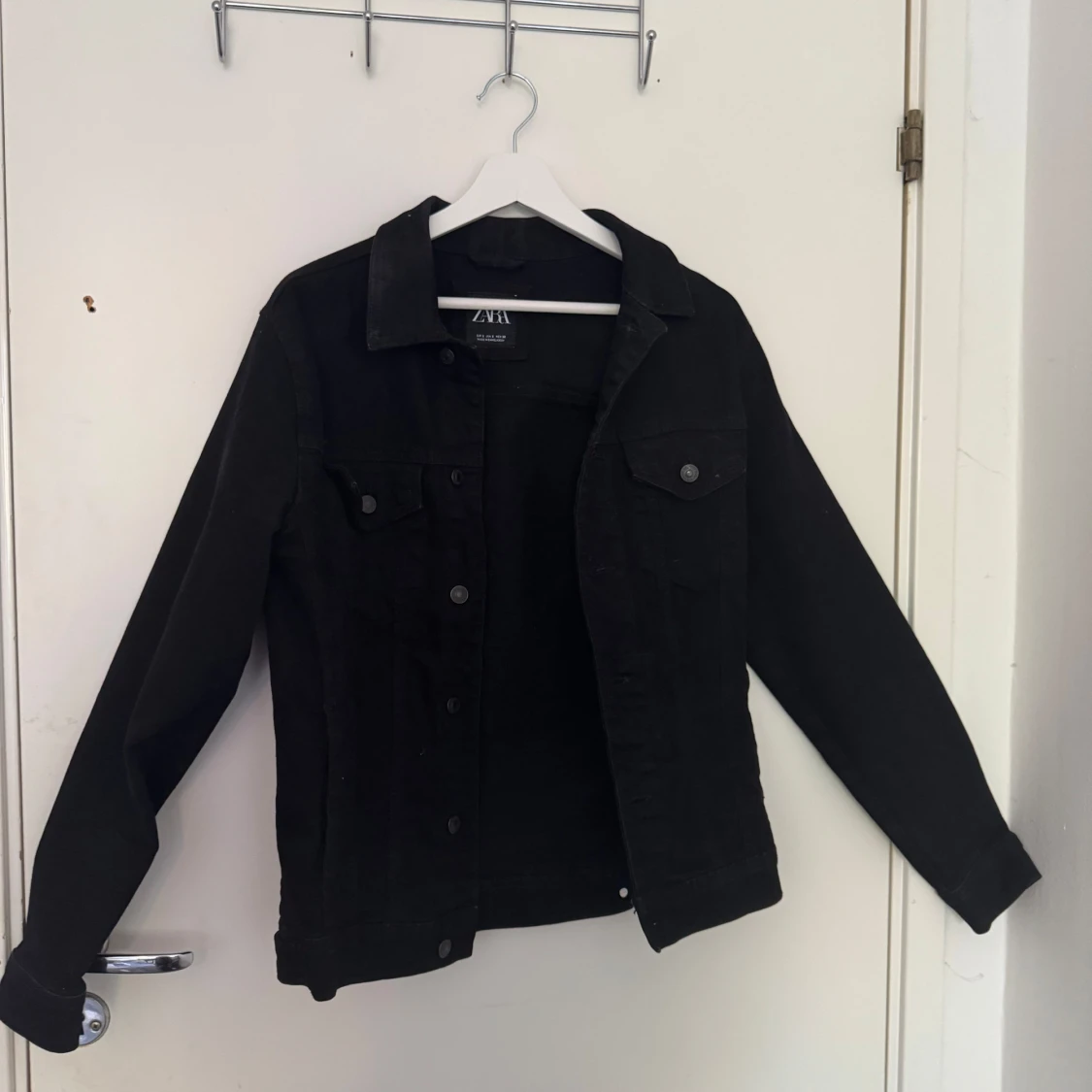 Svart jeansjacka från Zara