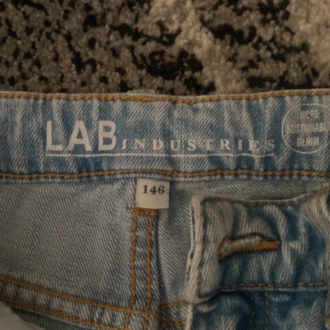 Ljusblå jeans med slitningar från LAB Industries - 1