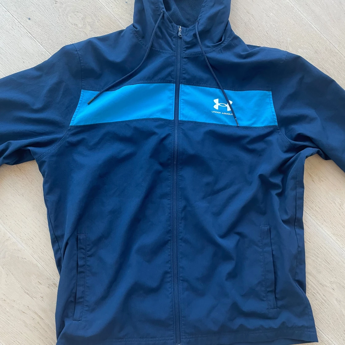 Svart träningsjacka med blå detalj från Under Armour - 1