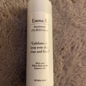 Emma S. 2% BHA toner - En exfolierande toner med 2% BHA-syra och extrakt av pilbark. Passar alla hudtyper och är doftfri. Hjälper till att hålla huden klar och fräsch genom att avlägsna döda hudceller.