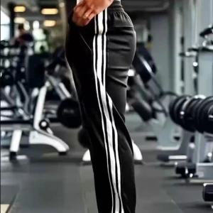 Tränings långbyxor - (Finns även i storlek M och L i seperata annonser).  Elastisk, luftig, och bekväm.            Ett bra alternativ för dig som inte vill visa kyckling benen.                                                                  (kom ihåg att allt som jag säljer är helt oanvänt och ligger kvar i förpackningen. "Läs beskrivningen i 