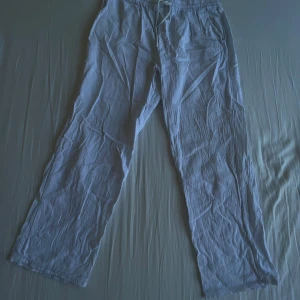 Vita linnebyxor - Säljer ett par ljusblå linnebyxor med avslappnad passform. Byxorna har raka ben och är perfekta för varma dagar. Superlätta och luftiga!