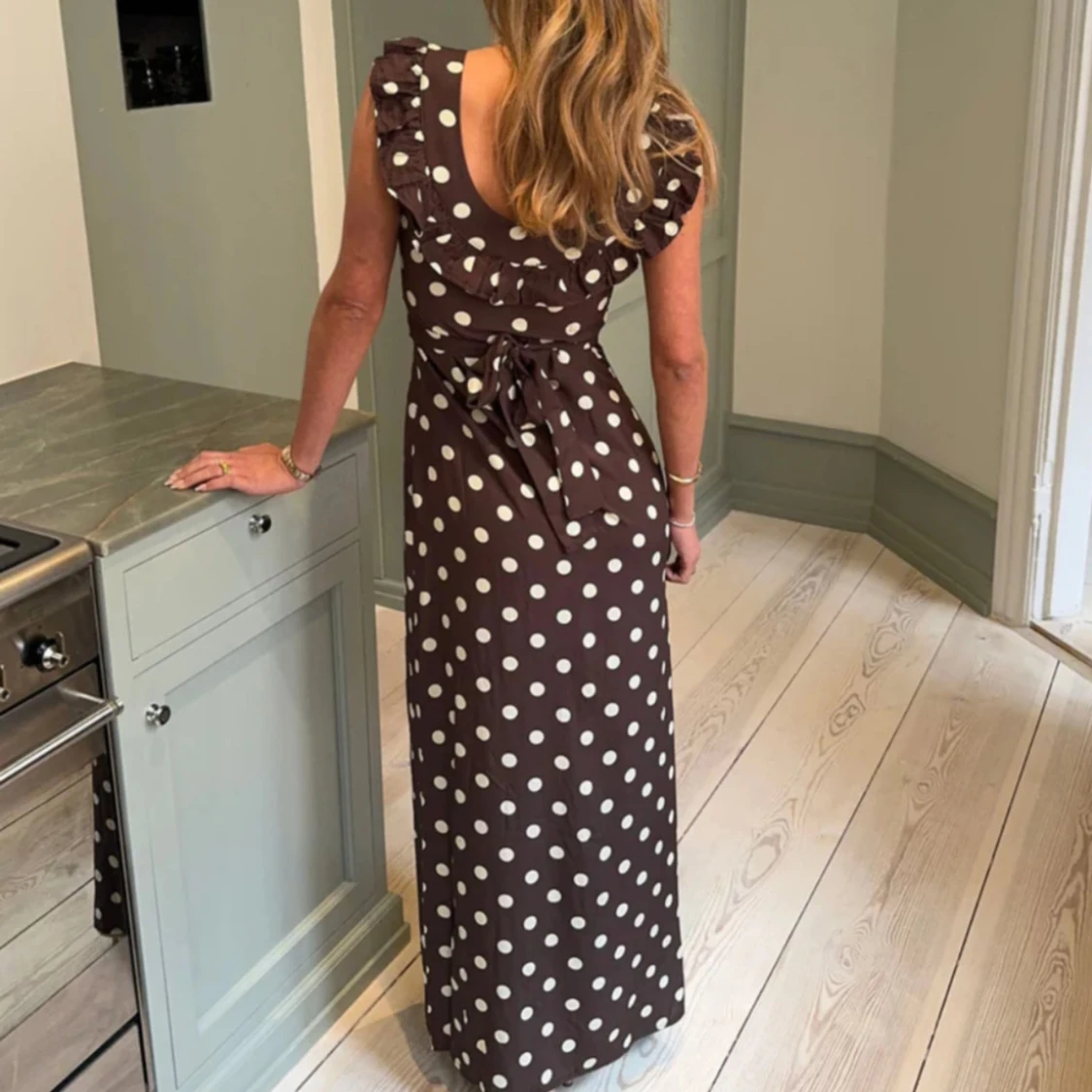 Brun långklänning med vita prickar och volang - 2