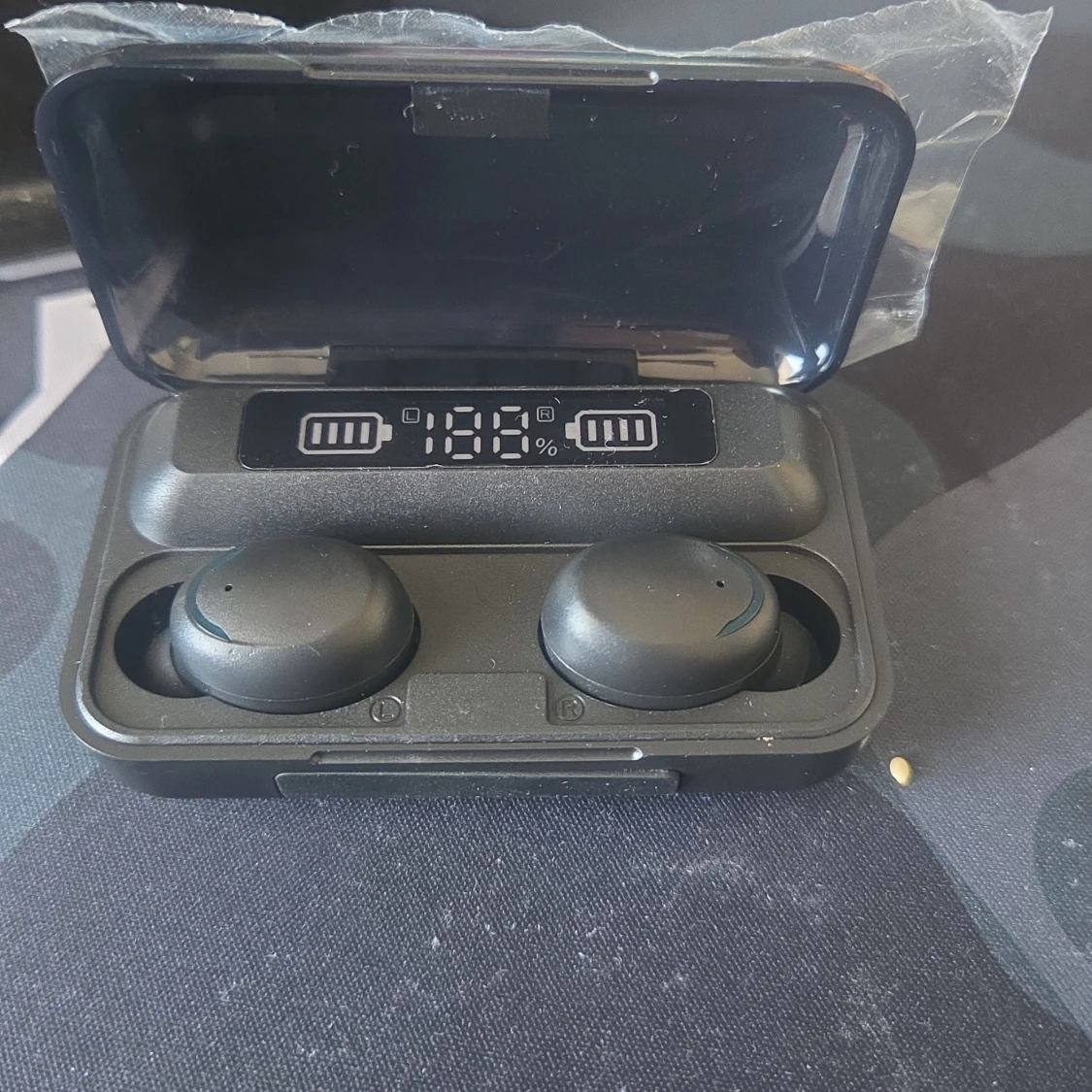 Svarta trådlösa hörlurar med laddningsetui