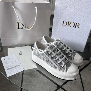 Walk n Dior sneakers - Helt nya Walk n Dior Sneakers med hög sula. Box och extra dior skosnören medföljer. Storlek 38