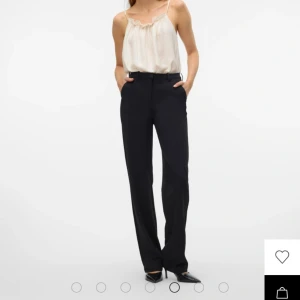 Svarta kostymbyxor med raka ben - Snygga svarta kostymbyxor med normal passform och raka ben. Byxan har medelhög midja.