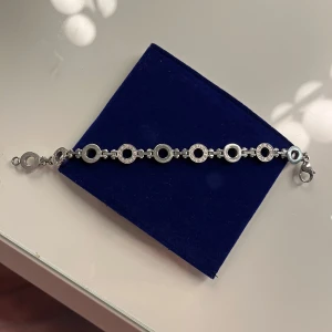 Armband från Edblad - Snyggt armband i silverfärg med flera runda cirkellänkar, vissa dekorerade med små glittrande stenar. Armbandet har ett smidigt klolås och passar perfekt som accessoar till olika tillfällen.