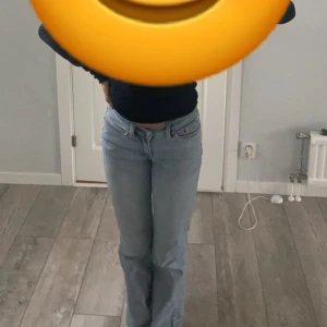Jeans  - Weekeay Jeans i modellen Twig. Storlek 24/32. Jeansen är i bra skick och säljer då som tyvärr har blivit för små för mig. Ny pris 578kr.  Pris går att diskuterars.