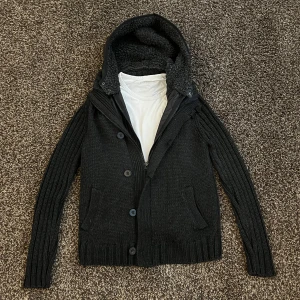 Fodrad cardigan jacka  - Riktigt fet stickad cardigan / jacka som är perfekt till våren/sommaren! Cardiganen har ett innerlager vilket gör den till mer utav en jacka. Luvan är även fodrar. Cardiganen är i ett riktigt bra skick med inga defekter! Säljer den då den är lite stor för mig. Om du har några frågor eller funderingar är det bara att höra av sig. Priset kan såklart diskuteras 