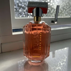 Hugo Boss parfym The scent for her - Använd tre gånger, ca 98ml kvar. Toppnoter av kryddig rosépeppar står i elegant kontrast till apelsinblomma i hjärtat. I basen finns en kombination av varm vetiver och luftigt akigalaträ.