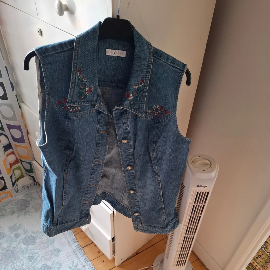 Blå jeansväst med broderi - 3