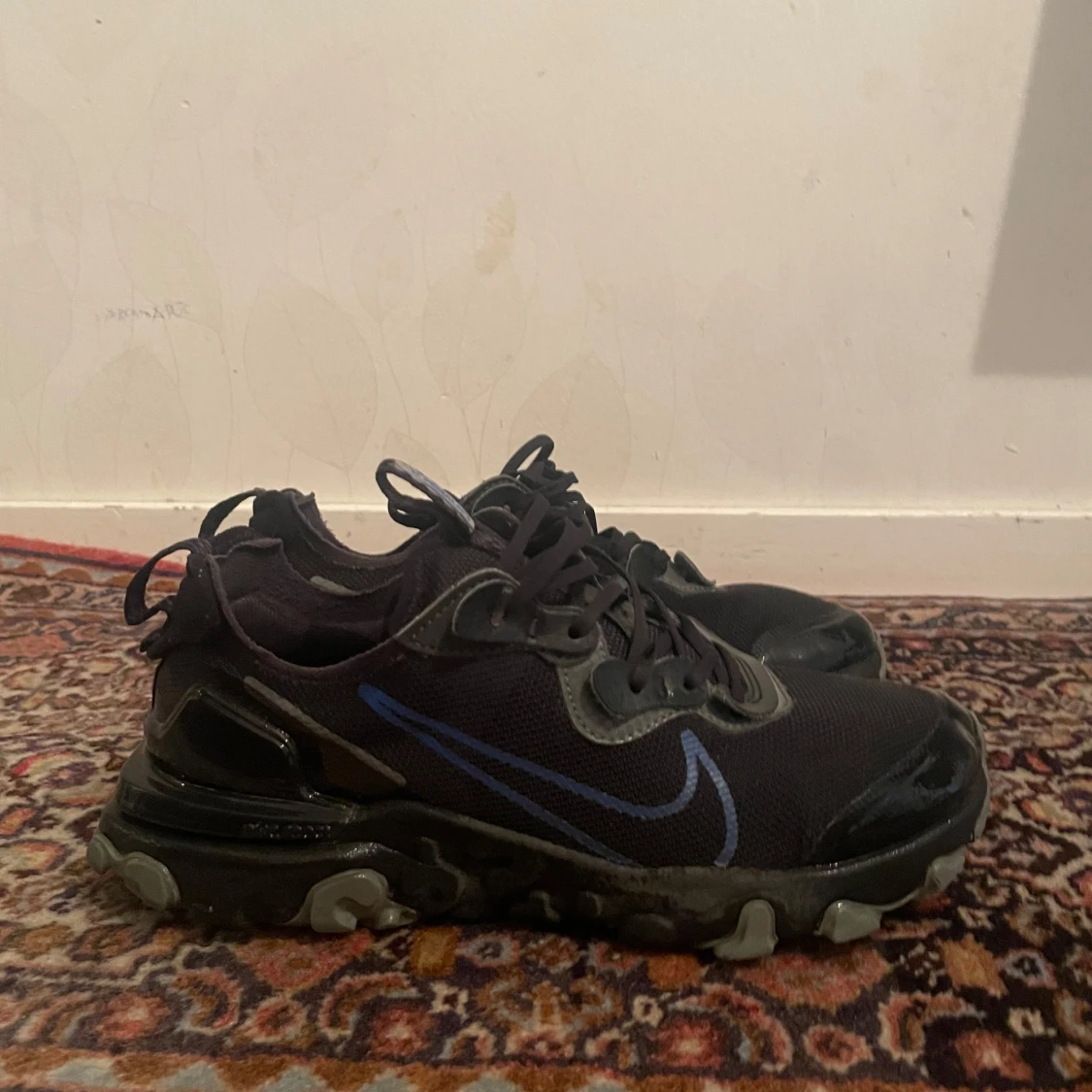 Svarta Nike React sneakers med blå swoosh - 1