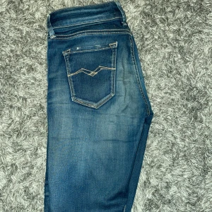 Blå jeansbyxor från Replay - Säljer ett par replay jeans. Perfekt till dig som är 155-165cm lång. 9/10 skick nästan aldrig använda. 