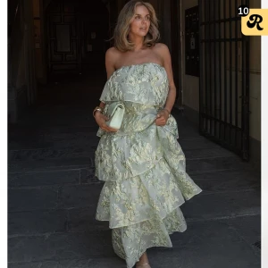 Lojsan X NAKD metallisk klänning  - Säljer Lojsan X NAKD metallisk maxiklänning som är helt ny, aldrig använd med prislapp kvar! Helt slutsåld på hemsidan💞köpt för 1299, pris kan eventuellt diskuteras