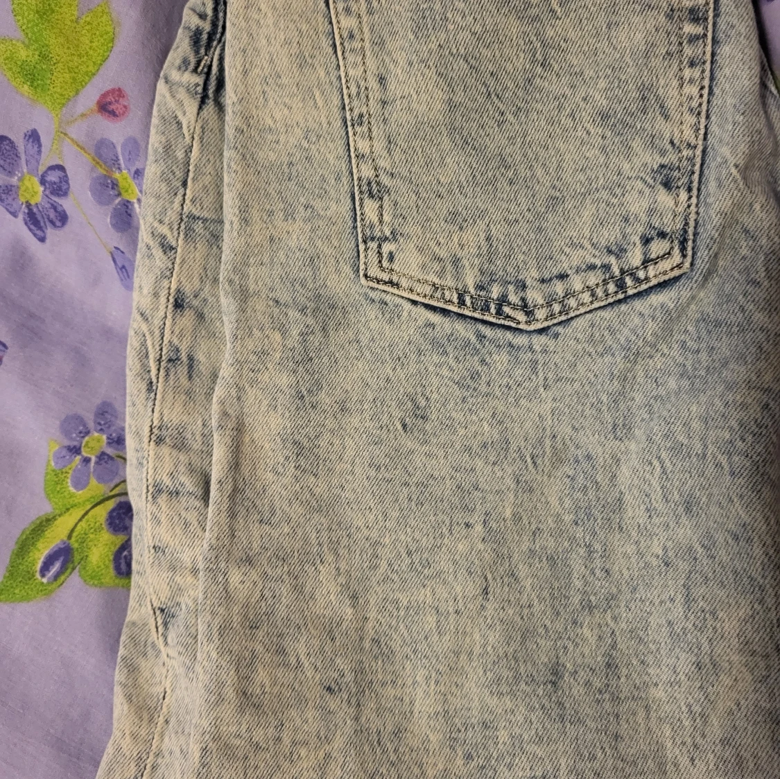 Ljusblå slitna jeans med vida ben - 2