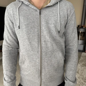 Ljusgrå hoodie med dragkedja - Jätteskön hoodie från Jack and Jones, passar till allt 