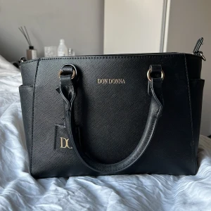 Svart handväska från Don Donna - Snygg svart handväska