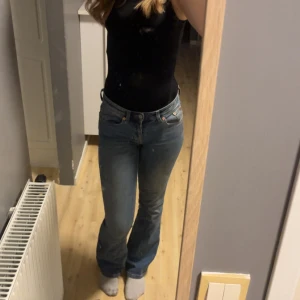 Low waist jeans  - Säljer dessa jätte fina lågmidajde jeansen, men en jätte fin passform. I storlek Xs 🩷dem är som ny då dem inte är använda mycket alls