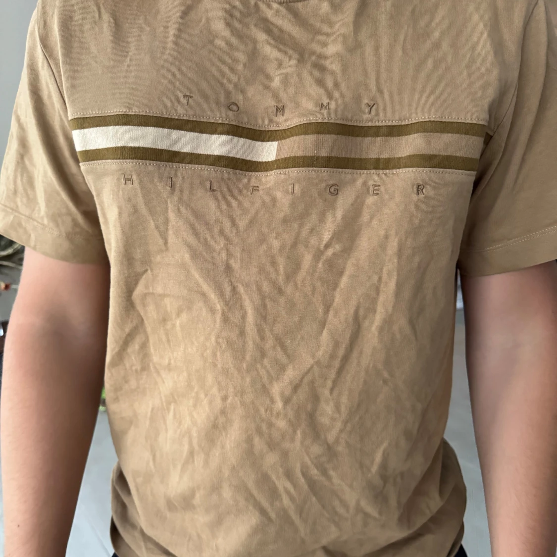 Beige t-shirt från Tommy Hilfiger - 1