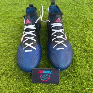 Adidas shoes  - Vi säljer ett par (skonamn)  Skick: 8/10 Storlek: 41.5 Nypris: 2399 Har du eventuella frågor eller vill ha fler bilder, FRÅGA!