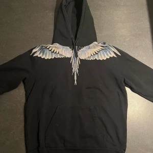 Marcelo burlon hoodie - Marcelo burlon hoodie i bra skick, lite smutsig men går säkert bort i tvätten, storlek L. 