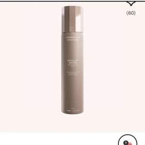 Dryclean Brown torrschampo 300 ml - Dryclean Brown från Lernberger Stafsing är ett torrschampo i brun nyans, perfekt för att fräscha upp håret mellan tvättar. Kommer i en stilren brun flaska med lock och rymmer 300 ml.  ALDRIG ANVÄND