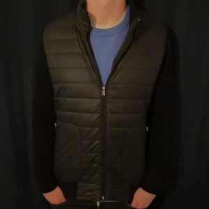 Iceland cardigan - Tjena, säljer en fet Iceland cardigan perfekt nu till sommarn, storlek L fitts M, väldigt fint skick, inga hål eller defekter// hör av er vid funderingar