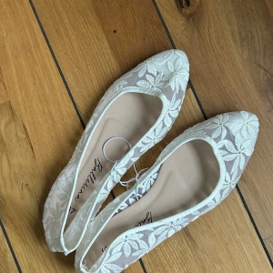 Vita spetsballerinaskor med blommigt mönster - Säljer dessa superfina ballerina! Perfekta till utspring och mottagning. Sååå sköna också, storlek 37.💕🤍👩‍🎓