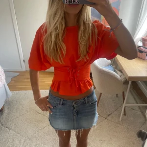 Blus - Säljer världens snyggaste blus med en korsettdetalj, knyts ihop fram🧡 har några små fläckar men inget som syns 💕 skriv för mer frågor💕☺️PRIS GÅR ALLTID ATT DISKUTERA!!!!