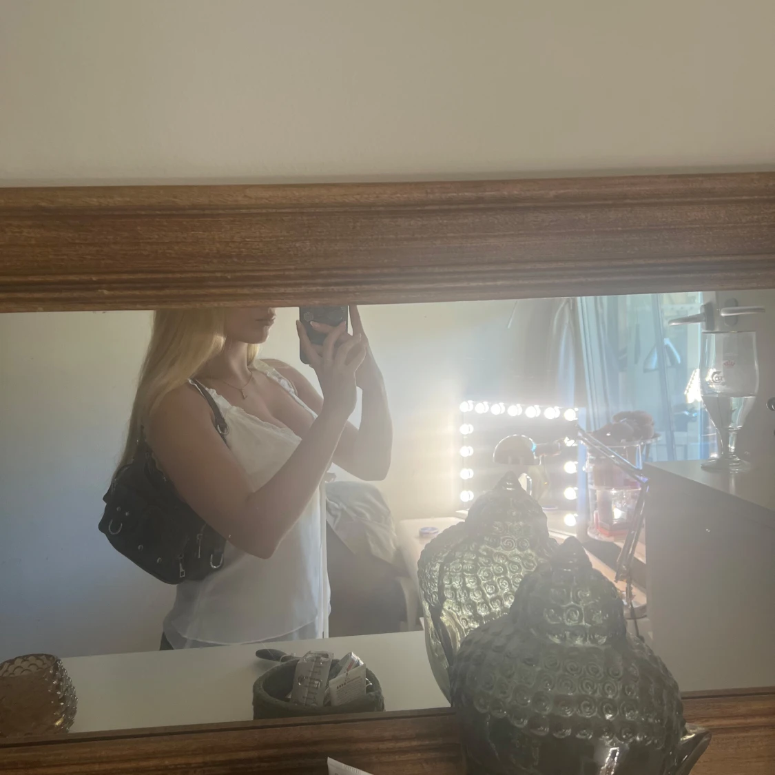 Svart axelväska med fickdetaljer och dragkedjor - 2