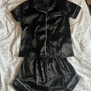 Pyjamas - Satinpyjamas i två delar med överdel och shorts. Knappt använt och inga defekter. Kolla gärna in mina andra annonser!