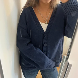 Mörkblå slutsåld Zara kofta  - Säljer den så snygga lite oversized och helt slutsålda koftan från Zara❤️❤️❤️