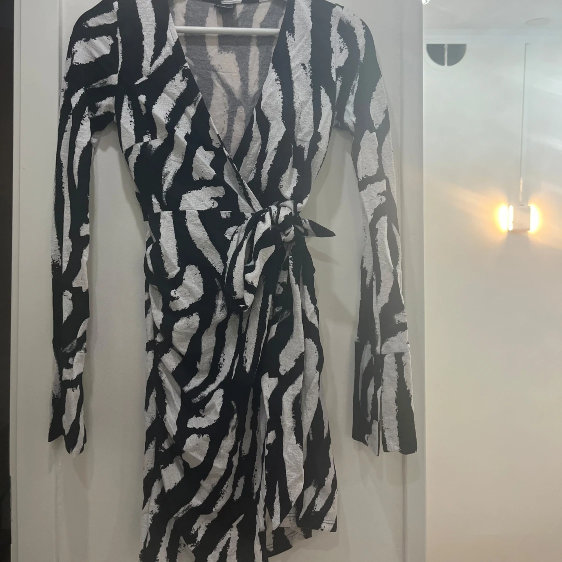 Zebramönstrad omlottklänning med knytband - 1