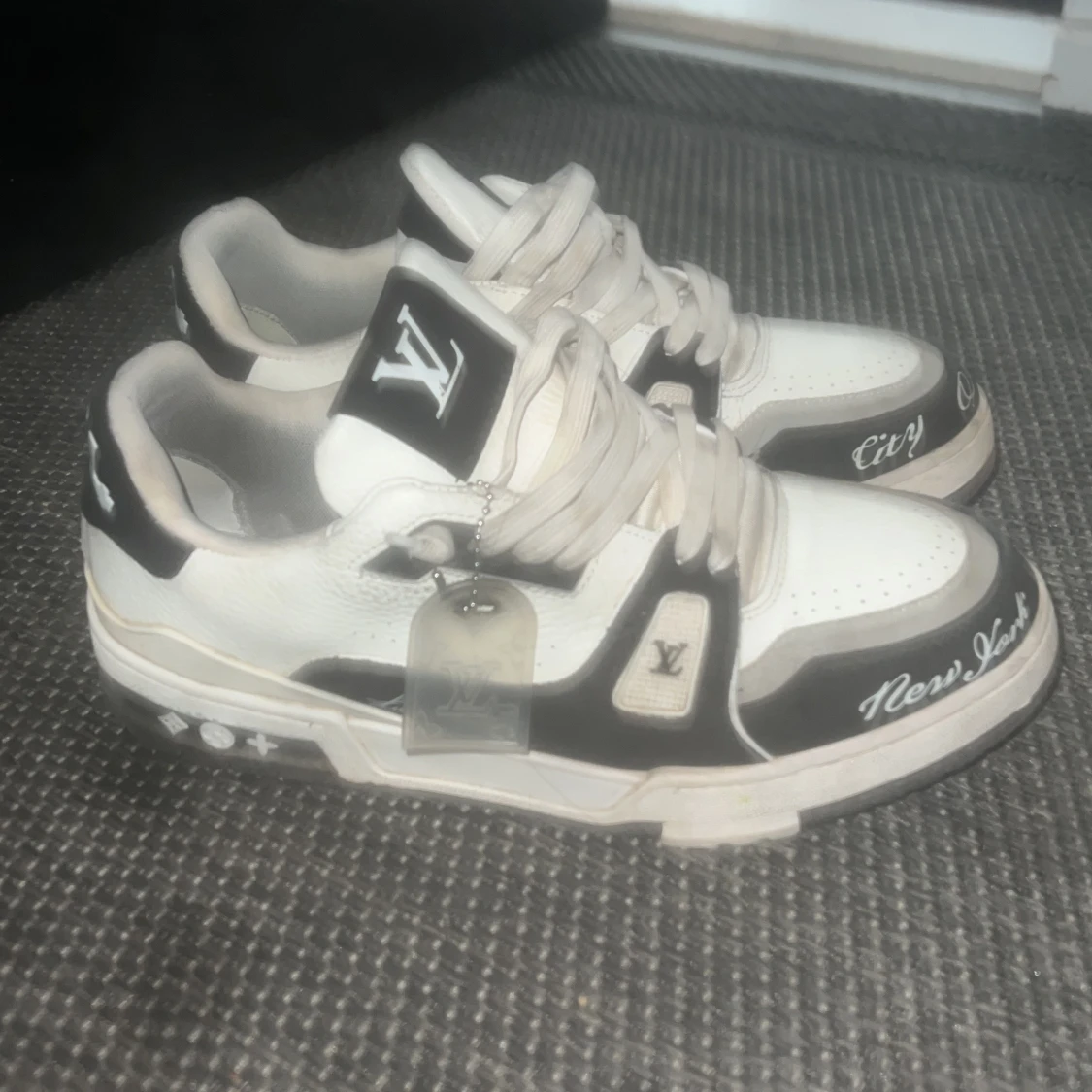 Louis Vuitton sneakers i vitt och svart