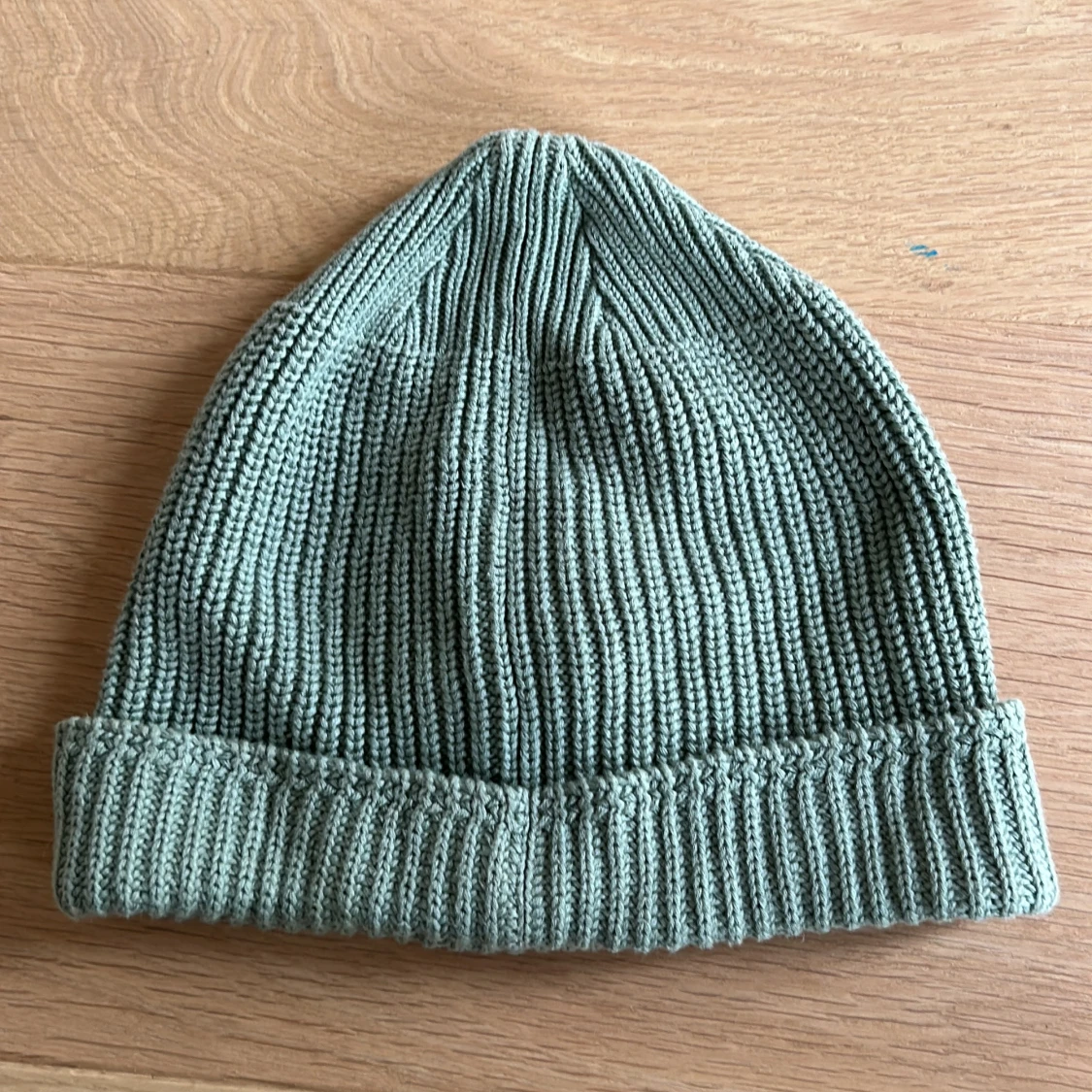 Grön lyxig ribbstickad mössa från Stone Island - 1