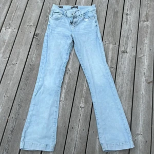 Ljusblå bootcut jeans - Säljer ett par ljusblå jeans med bootcut från Ltb . Jättefin ljusblå färg perfekt nu till sommaren! 