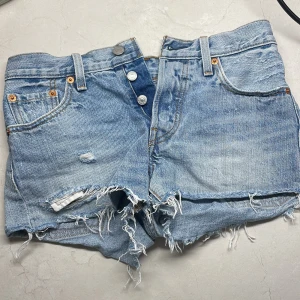 Ljusblå jeansshorts från Levi's - Säljer ett par ljusblå jeansshorts från Levi's i strl 24. De var precis försmå för mig (hade kunnat ha dem men de skulle va väldigt tights för referens) Jag har oftast xs/s om de är till hjälp. Skulle säga att de är väldigt bra skick, finns inga synliga defekter som jag märkt av eller så. Köpt för något runt 400kr