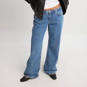 Lågmidjade jeans - Säljer dessa superfina jeansen från NA-KD! Dem är uppsydda i längden för att passa mig som är 160cm💕 