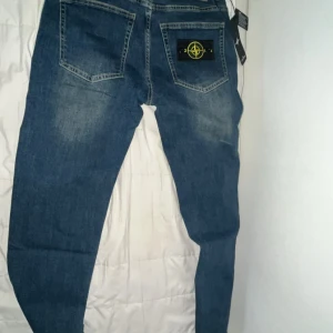 Stone Island jeans - Hej , jag säljer nu mina Stone Island jeans som jag beställde för 1660 kr , tyvärr så var mina förhoppningar om storleken inte som förväntad pga att de va lite tightare i storleken. Byxorna är i perfekt skick eftersom att de ej använts någon gång och är bekväma.