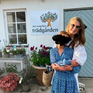 Blå volang klänning Zara - Säljer en blå mönstrad jätte söt klänning från Zara! Använd en gång. Passar till allt speciellt nu till sommaren💞