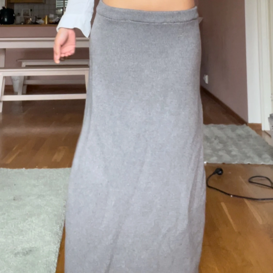 Grå ribbstickad långkjol