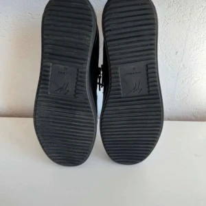 Guiseppe zanotti skot - Grå/svarta guiseppe zanotti skor, bra skick. Har tyvärr inte lådan kvar 