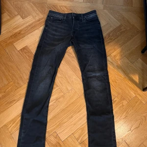 Svarta slim jeans från Jack & Jones - Säljer ett par svarta slim fit jeans från Jack & Jones, modell Slim/Glenn. Storlek W28 L32. 