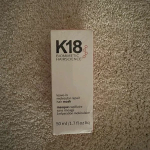K18 leave-in molecular repair hair mask 50 ml - K18 Biomimetic Hairscience leave-in molecular repair hair mask i 50 ml flaska. En innovativ hårmask som stärker och reparerar håret på molekylär nivå. Perfekt för dig som vill återuppbygga skadat hår.