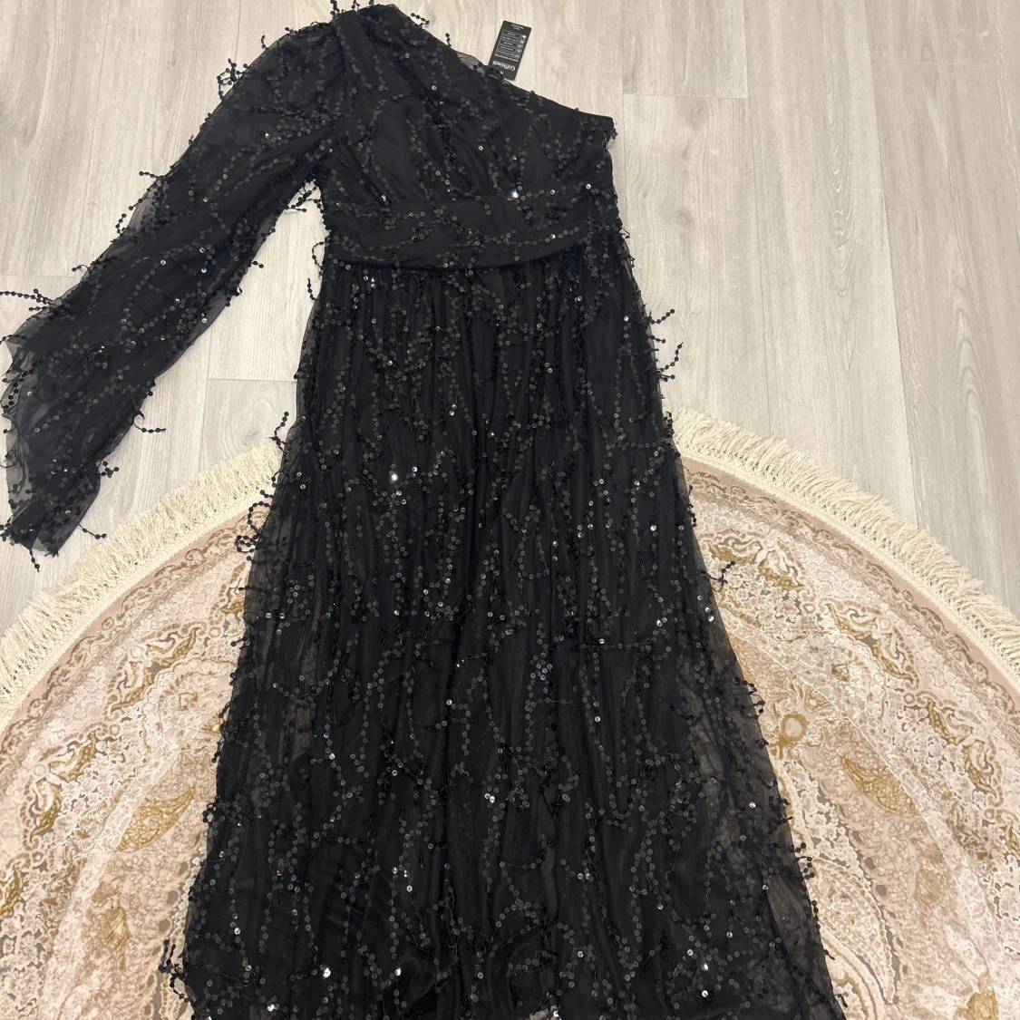 Svart långklänning med paljetter från Giffniseti