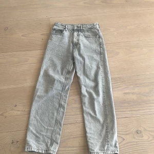Grå jeans från Pull&Bear - Säljer ett par raka grå jeans från Pull&Bear. Klassisk femficksmodell med normal passform och midja. Perfekta till vardags för en avslappnad stil. Jeansmaterialet är slitstarkt och bekvämt.